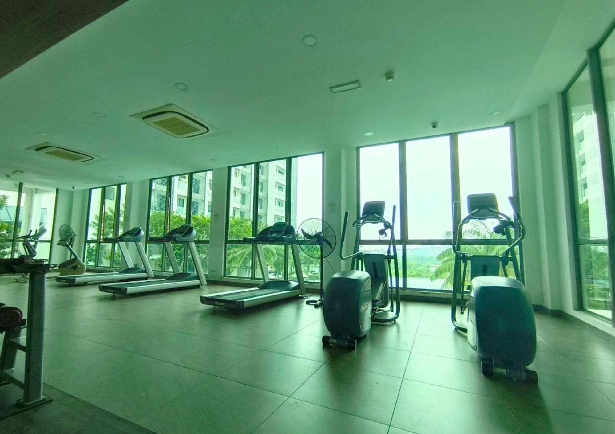 Comfy Pool View Ensuite, 8 Min To Mrt,5pax, Wi-fi - Cs9 Apartment Cyberjaya