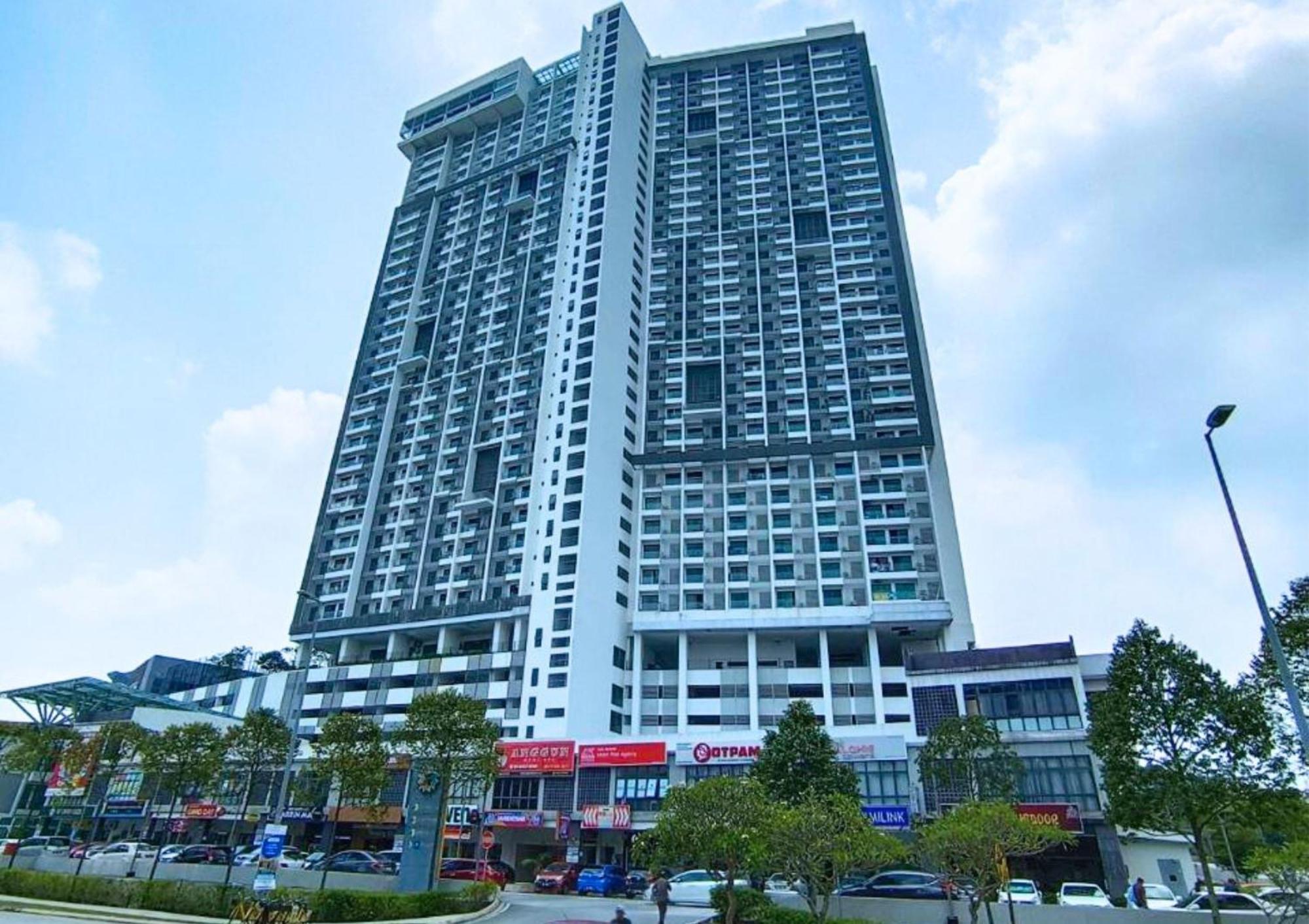 Comfy Pool View Ensuite, 8 Min To Mrt,5pax, Wi-fi - Cs9 Cyberjaya