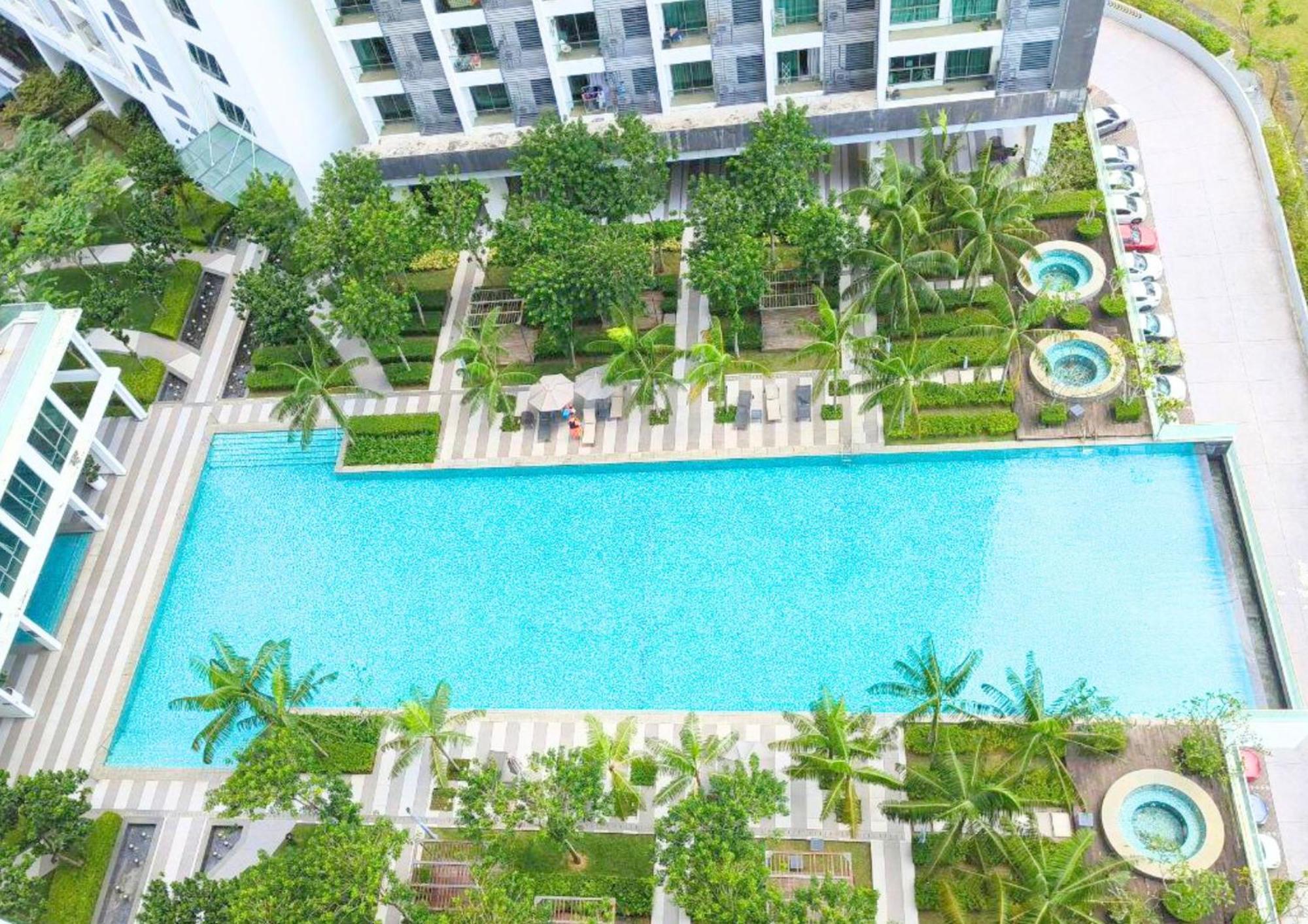 Comfy Pool View Ensuite, 8 Min To Mrt,5pax, Wi-fi - Cs9