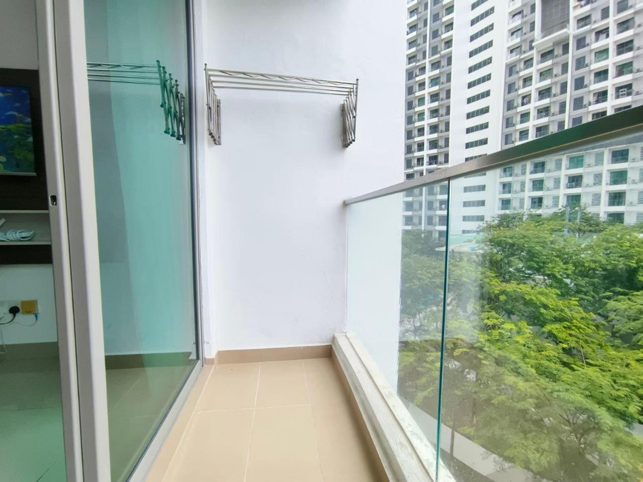 Comfy Pool View Ensuite, 8 Min To Mrt,5pax, Wi-fi - Cs9 * Cyberjaya