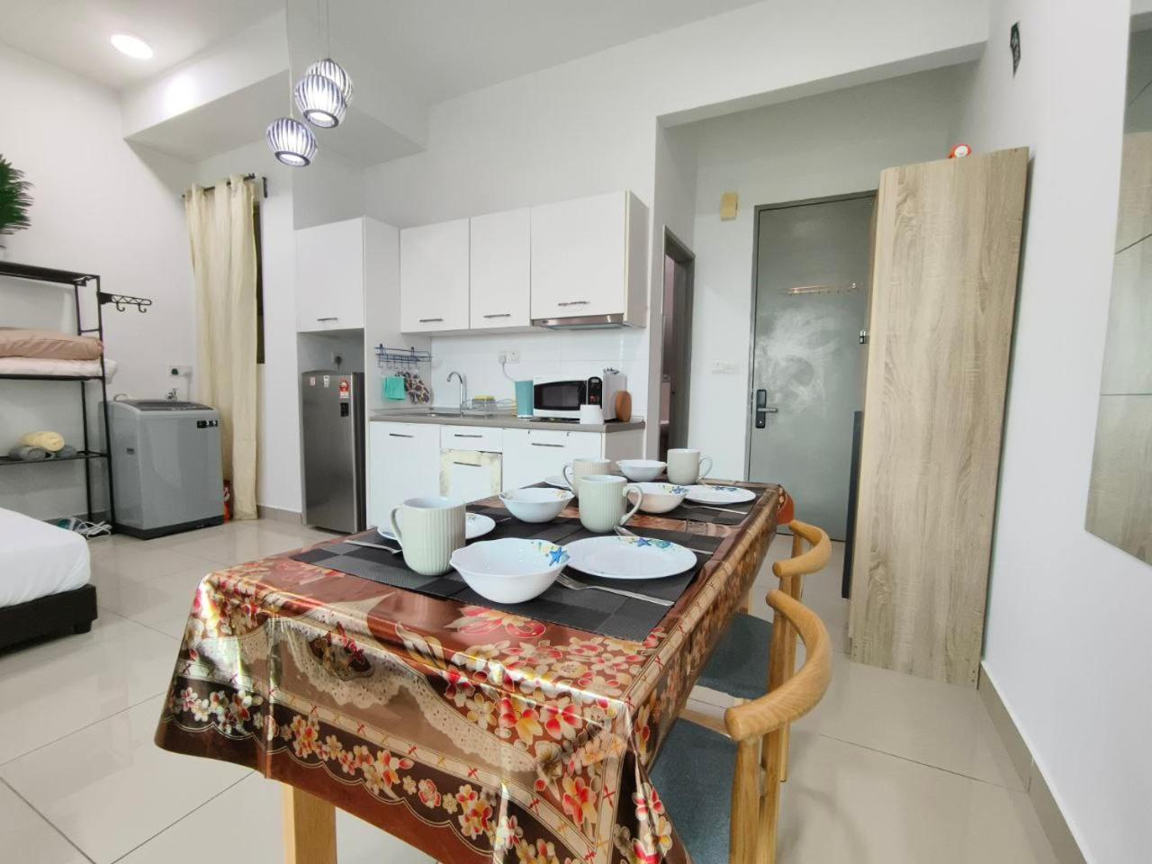 Comfy Pool View Ensuite, 8 Min To Mrt,5pax, Wi-fi - Cs9 *