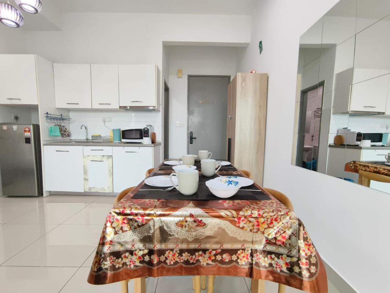 Comfy Pool View Ensuite, 8 Min To Mrt,5pax, Wi-fi - Cs9 Cyberjaya