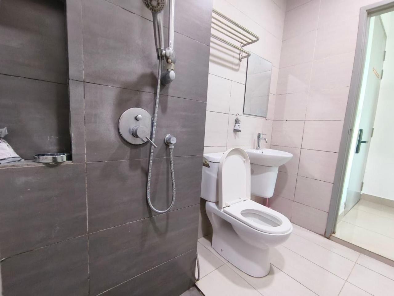 Apartment Comfy Pool View Ensuite, 8 Min To Mrt,5pax, Wi-fi - Cs9