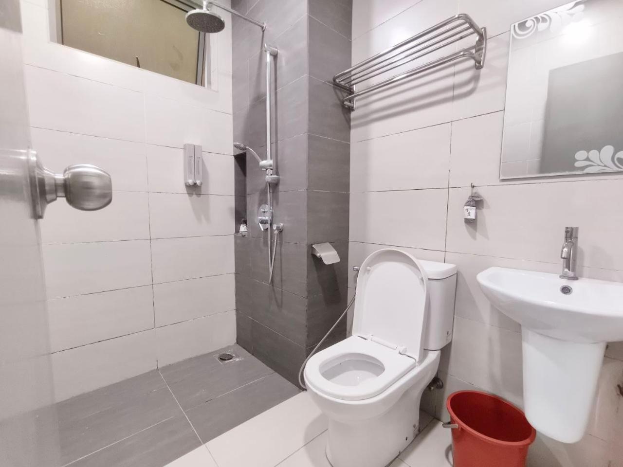 Comfy Pool View Ensuite, 8 Min To Mrt,5pax, Wi-fi - Cs9 *